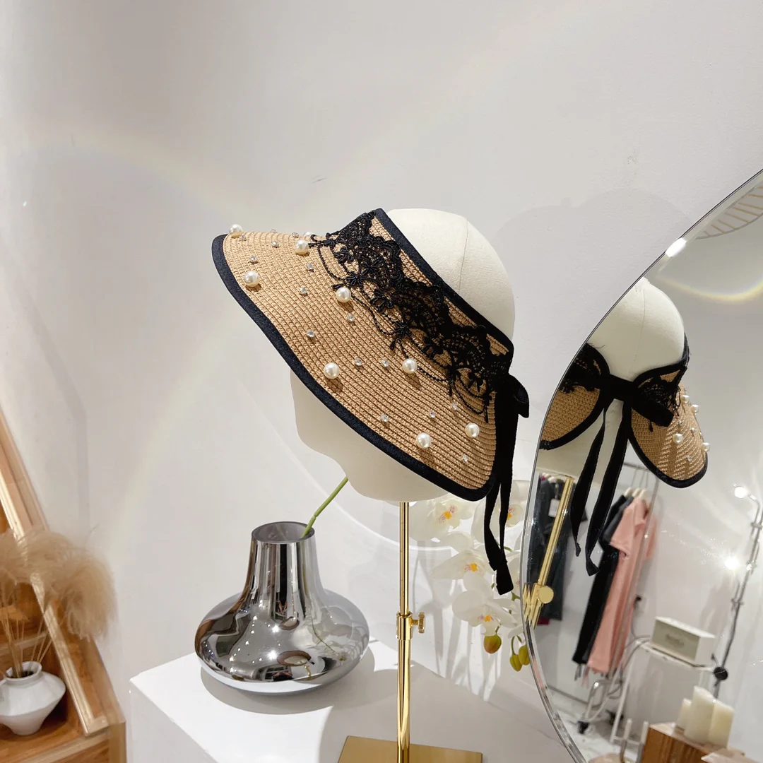 Солнцезащитная шляпа Chanel с обильной отделкой из жемчуга и стразов.