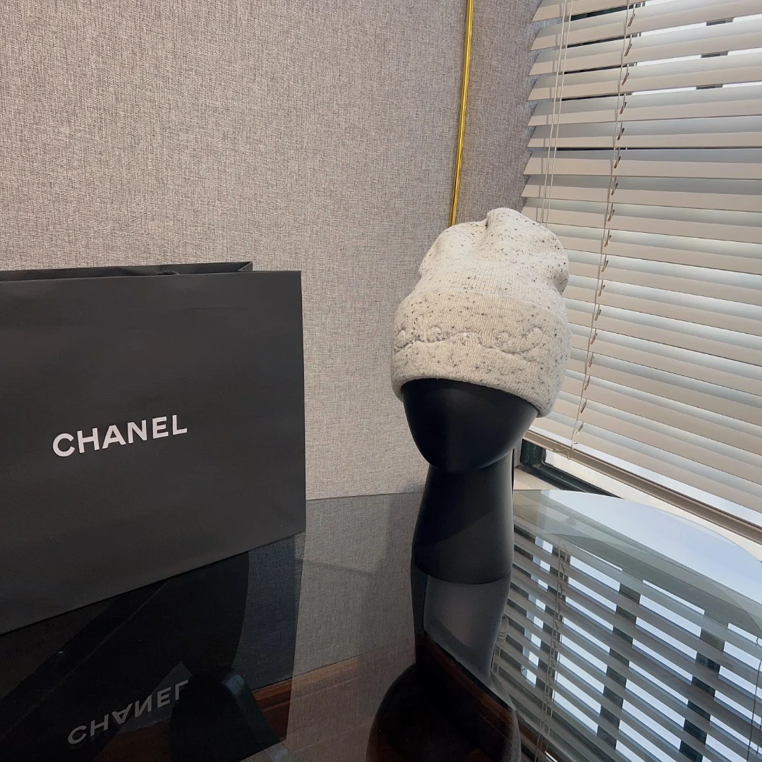 Chanel - Новая вязаная шапка в горошек - Белая