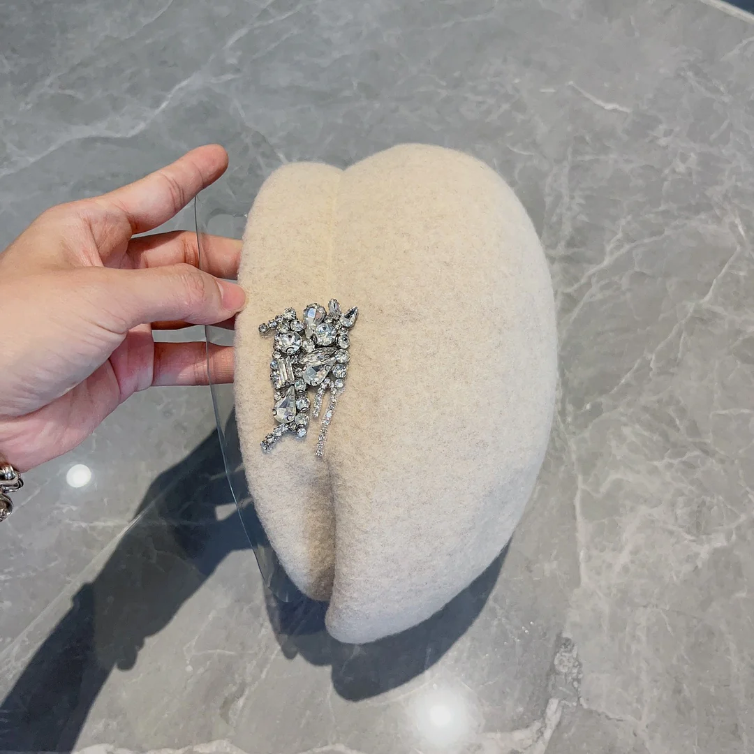 Новый шерстяной берет Burberry с стразами, осень/зима - белый.