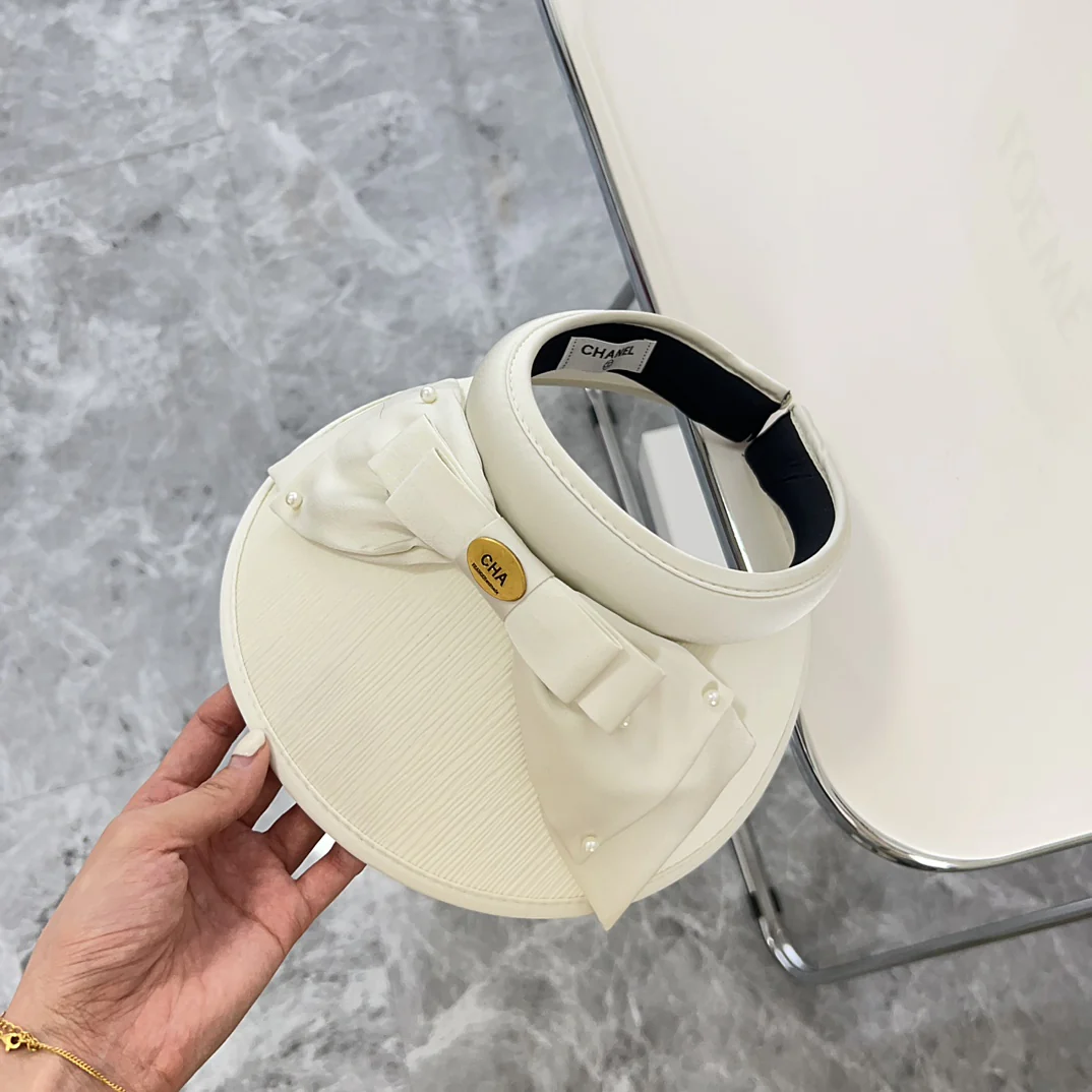 Новая летняя солнцезащитная шляпа Chanel 2024 в жемчужном стиле - белая.