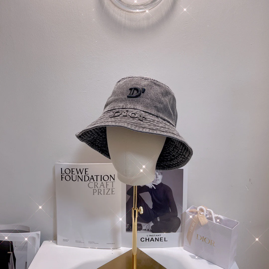 Панама Dior из вышитого денима с эффектом потертости