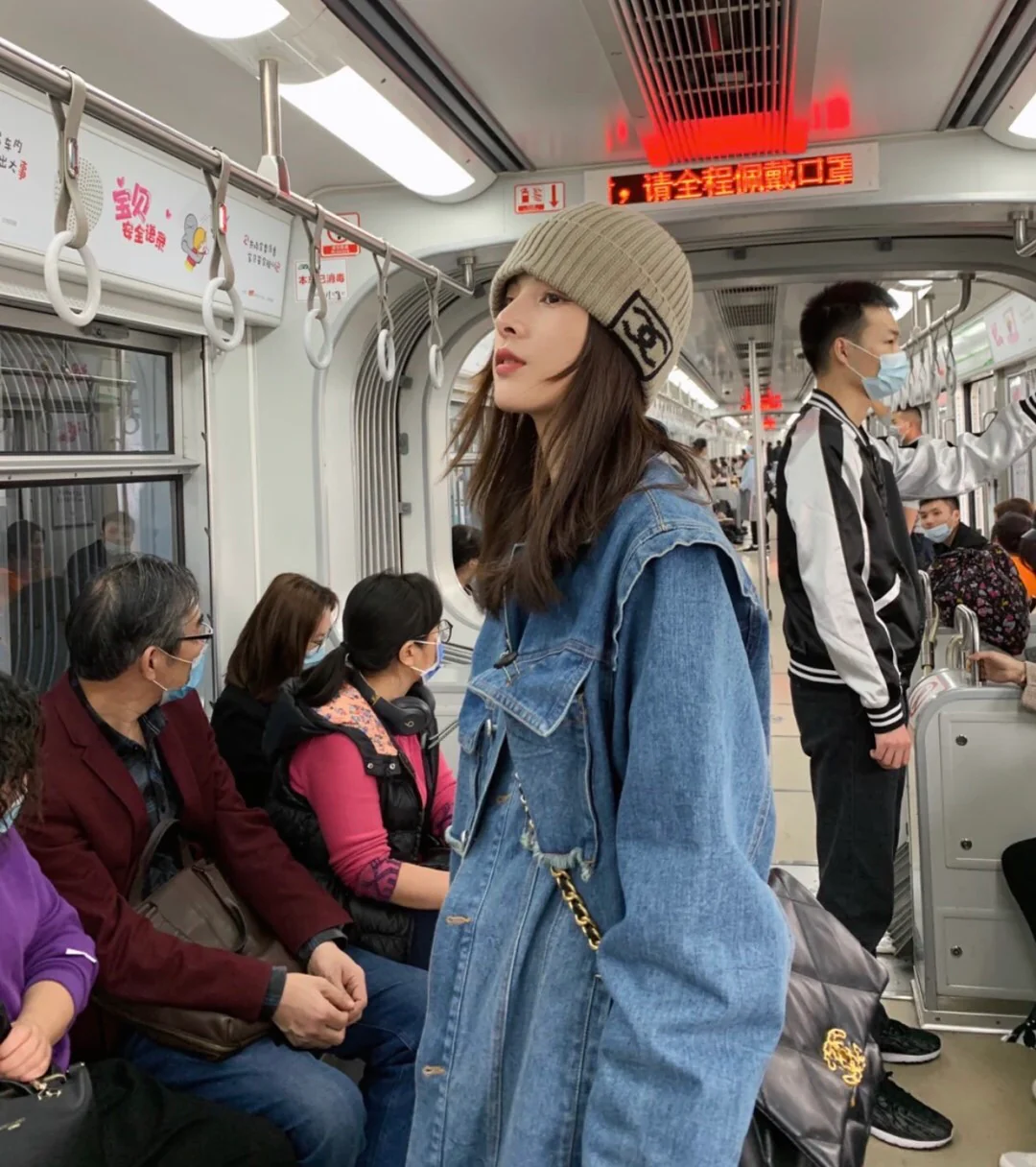 Шапка Chanel - фото образа