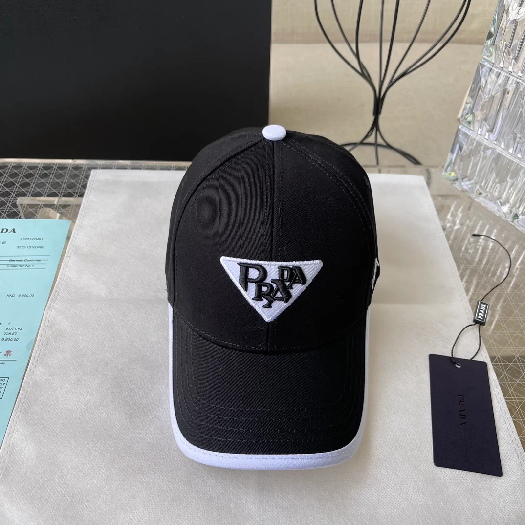 Классическая металлическая бейсболка Prada с треугольным логотипом - черная.