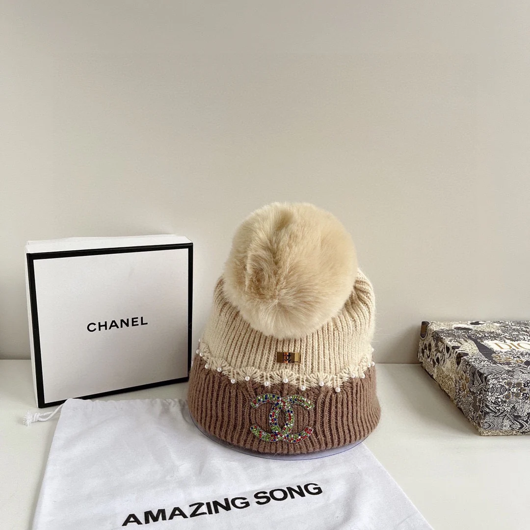 Chanel - Шапка с помпоном из кроличьего меха