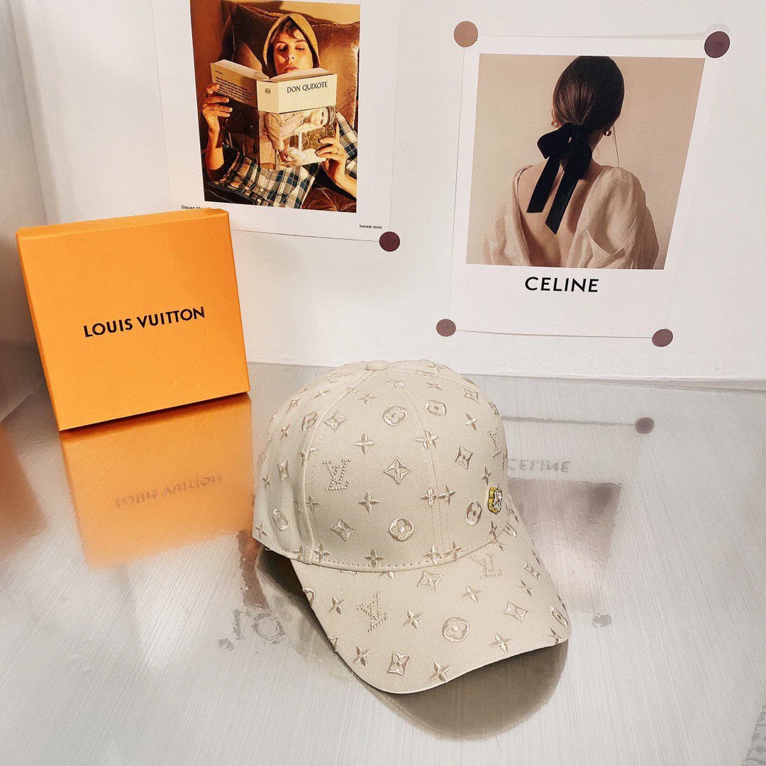 Рыбацкая шляпа LV 2022 с вышитым по всей поверхности монограммом — такая же, как в бутиках.