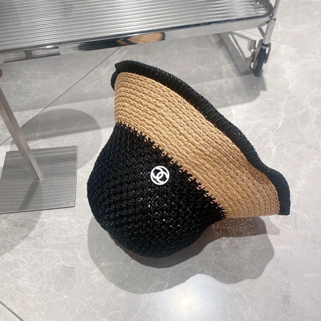 Соломенная рыбацкая шляпа Chanel - черная