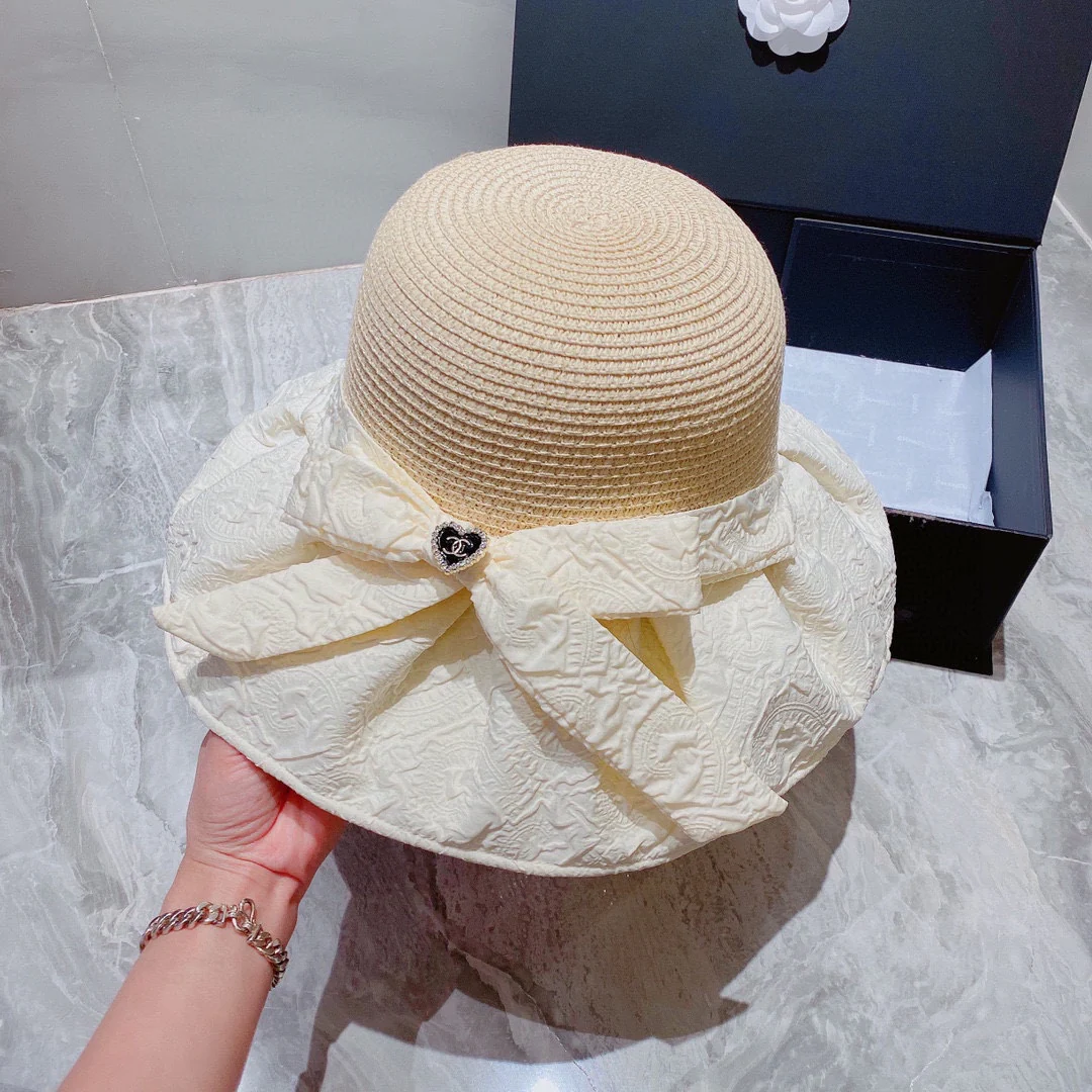 Chanel - Большая соломенная шляпа с бантом в стиле пэчворк