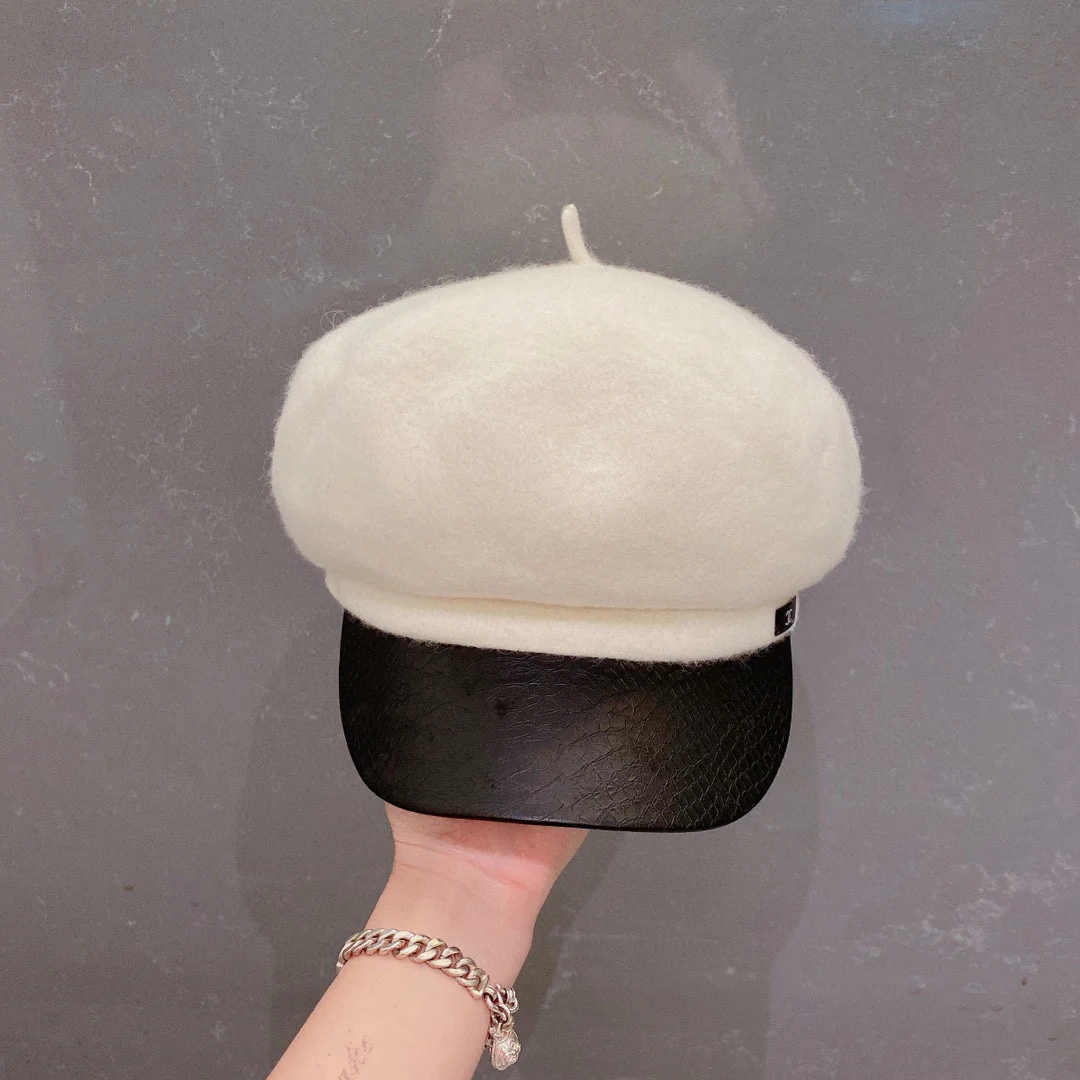 Chanel - Шерстяная военная кепка с клювом-?уточкой? - Белая