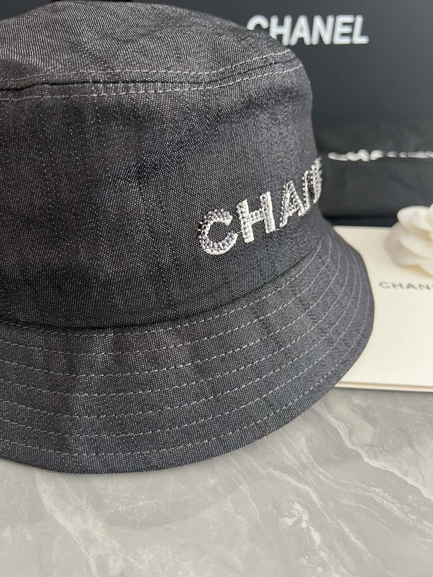 Ковбойская рыбацкая шляпа Chanel, расшитая пайетками, серая.