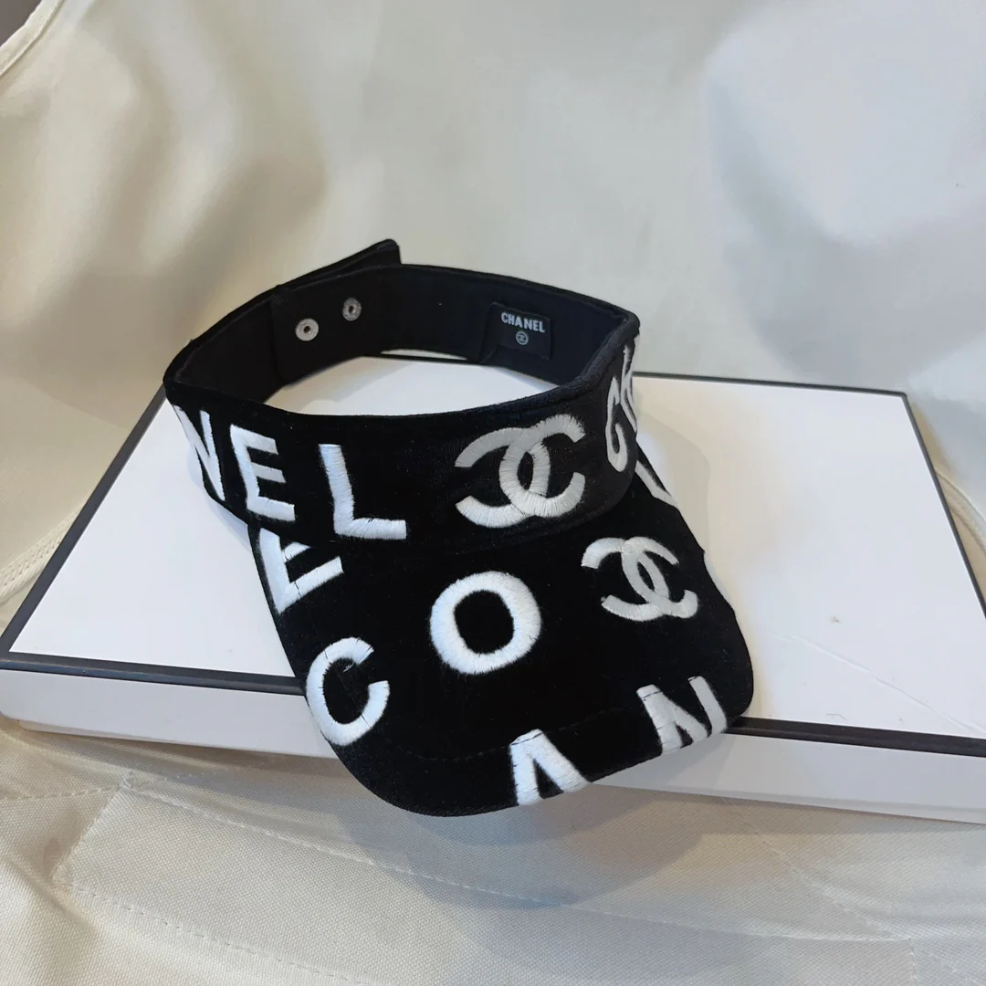 Новинка осенней коллекции Chanel 2023 — Солнцезащитный козырек с открытым верхом — Черный