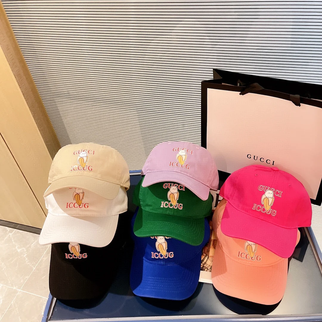 Бейсболка Gucci с рисунком бананов и кошек.