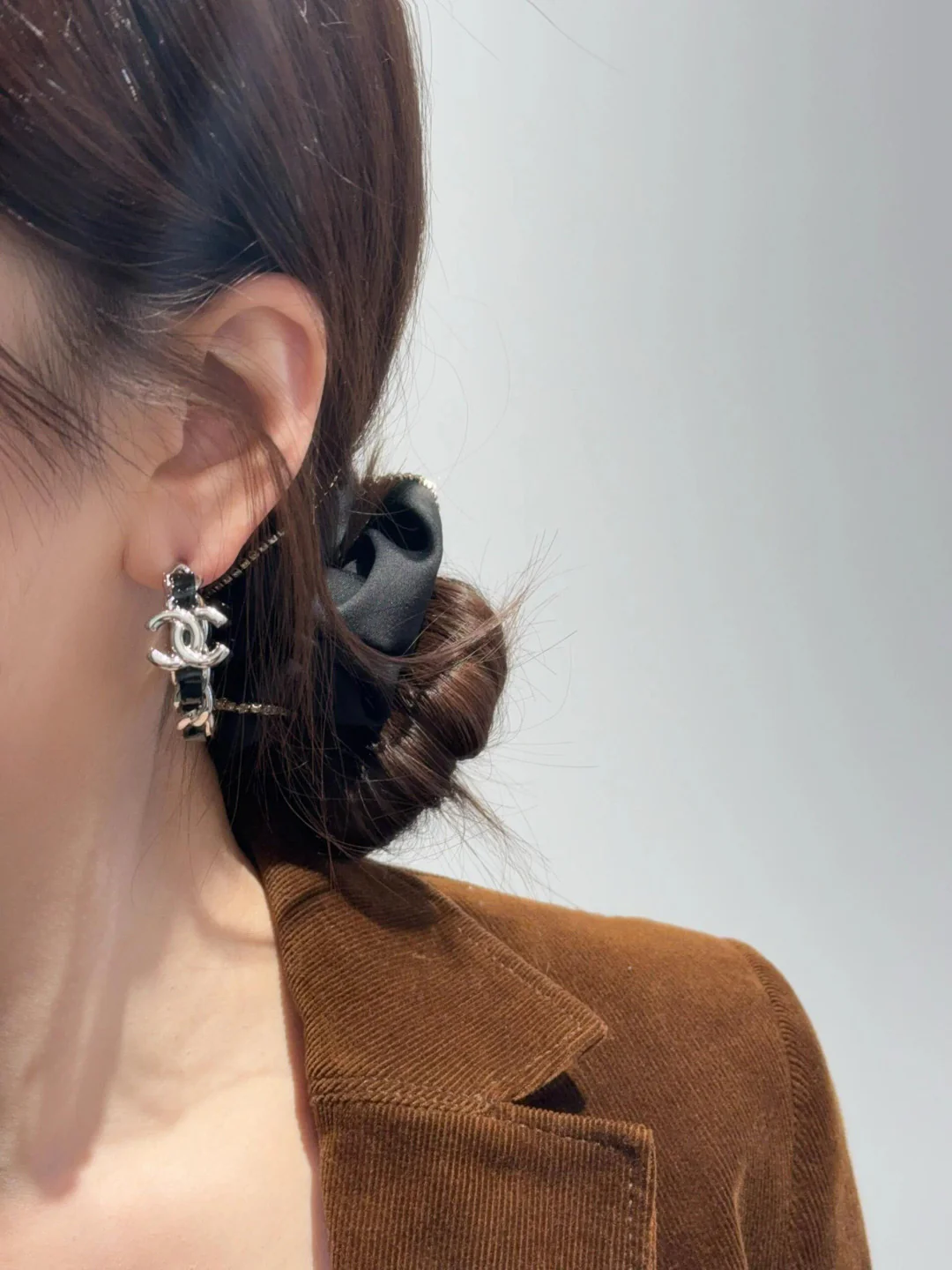 Серьги Chanel - 25 пенсов, черные с серебряной кожаной цепочкой