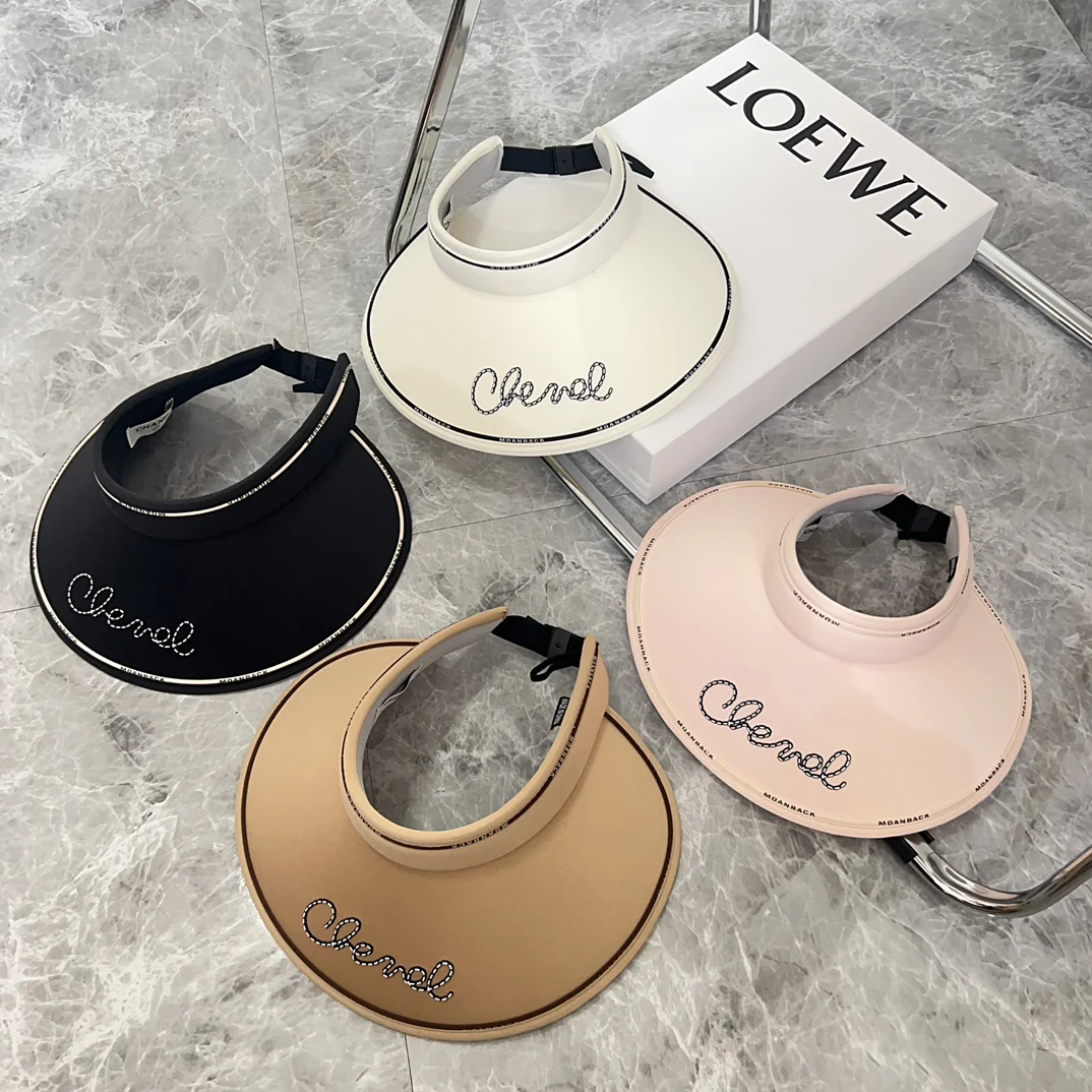 Новинка лета 2024 от Chanel - Солнцезащитная шляпа с курсивным шрифтом - Белая