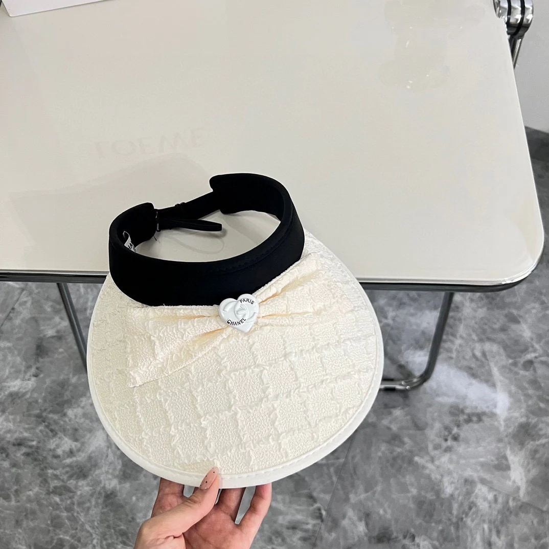 Новинка лета 2024 от Chanel - Белая клетчатая шляпа от солнца