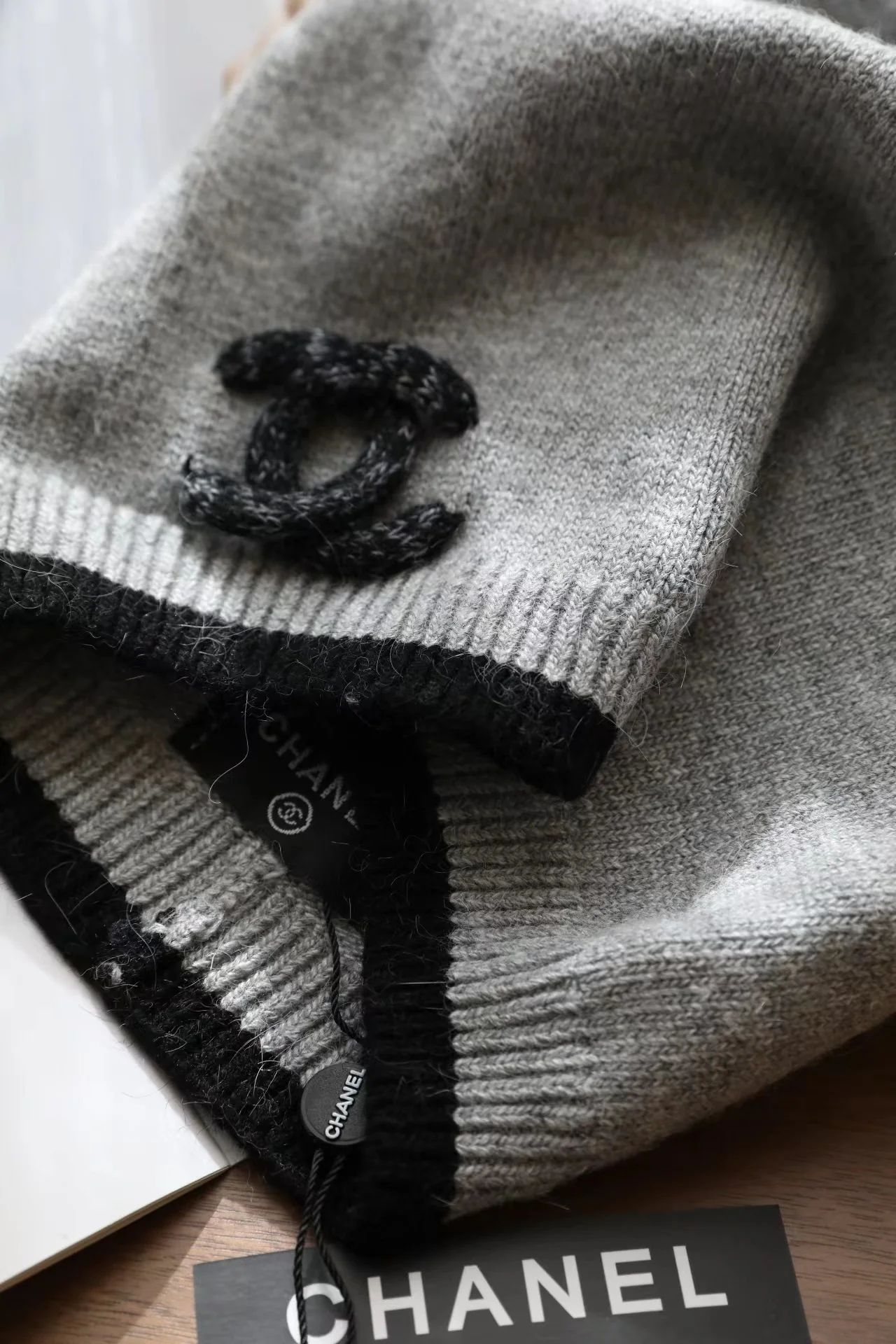 Вязаная шерстяная шапка Chanel с зауженным манжетом - серая