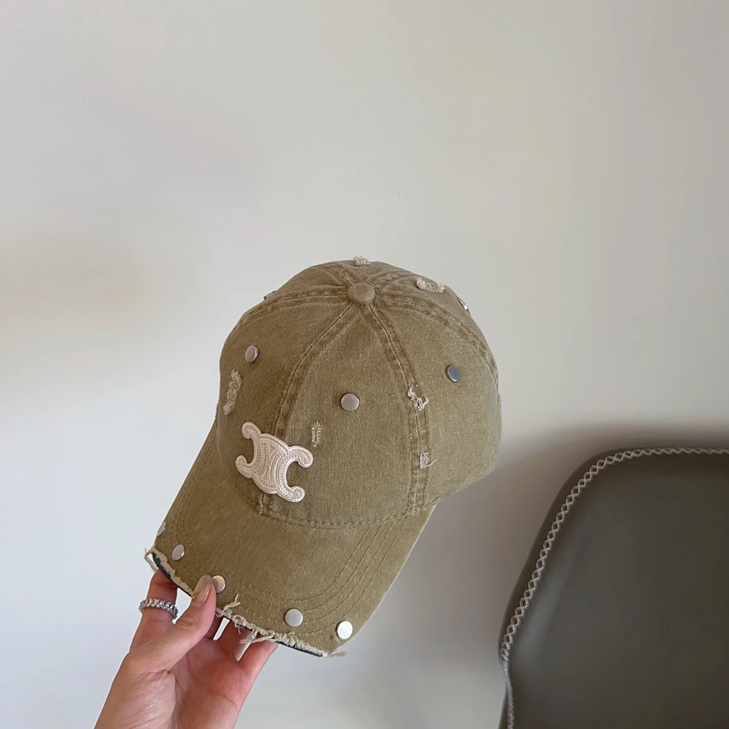 Бейсболка Celine 2025 New Studded Rivet Brushed Baseball Cap - оливково-зеленая