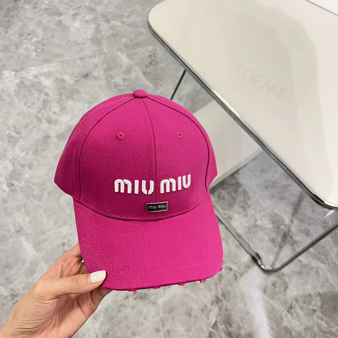 Новая бейсболка Miu Miu 2024 с объемными буквами, персикового цвета.