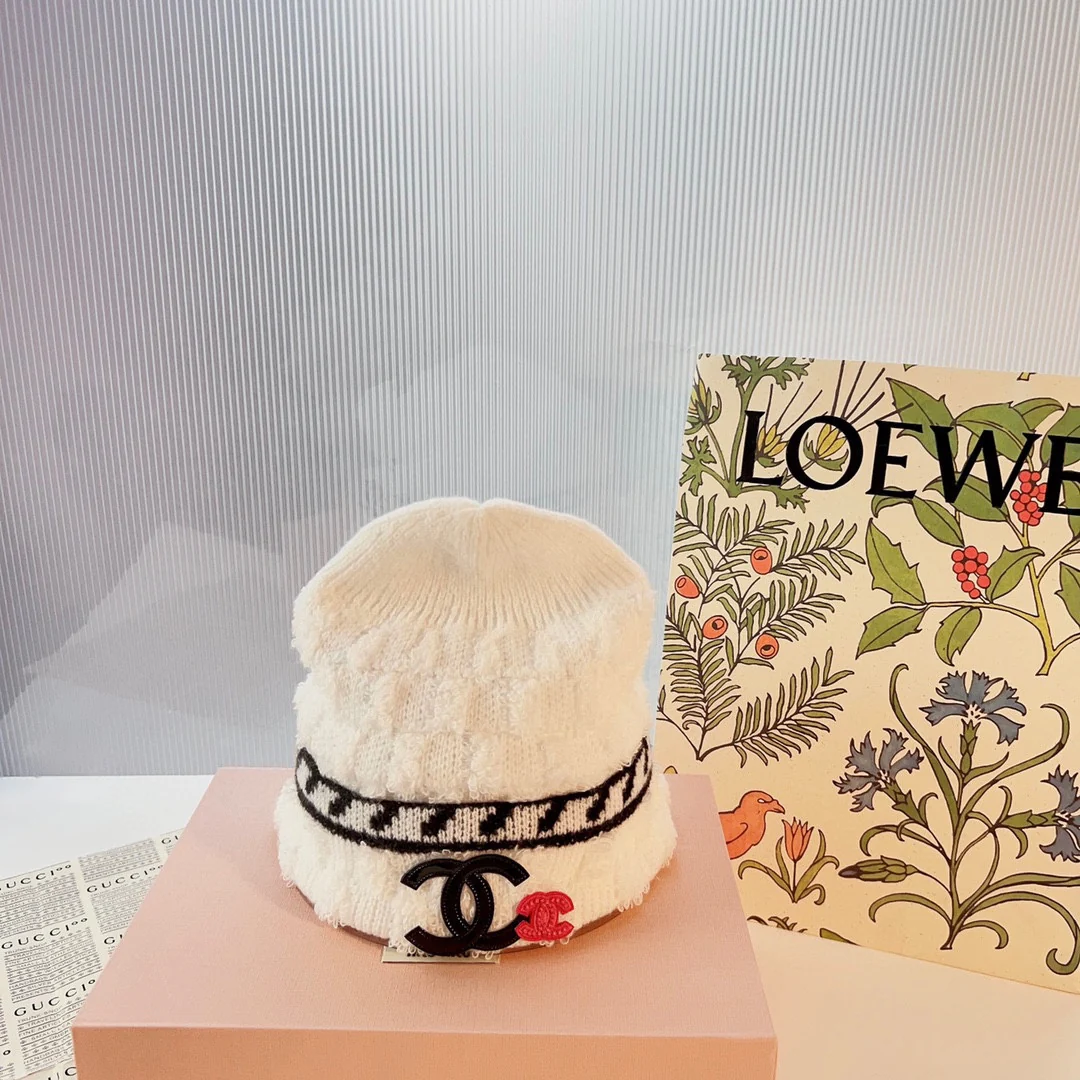 Вязаная шапка Chanel в корейском стиле - белая