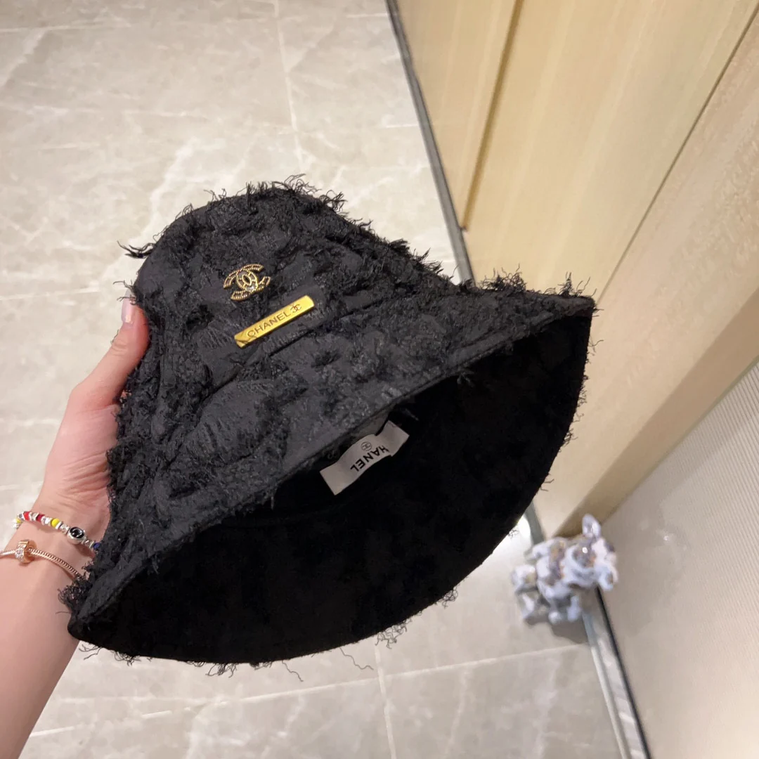 Новая коллекция Chanel ?Рыбацкая шляпа? сезона начало осени 2023 года — с перьями — черная.
