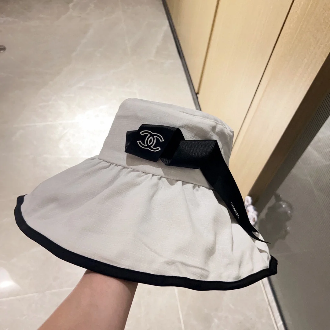 Новая элегантная широкополая рыбацкая шляпа Chanel 2023 года с мятой отделкой — белая.