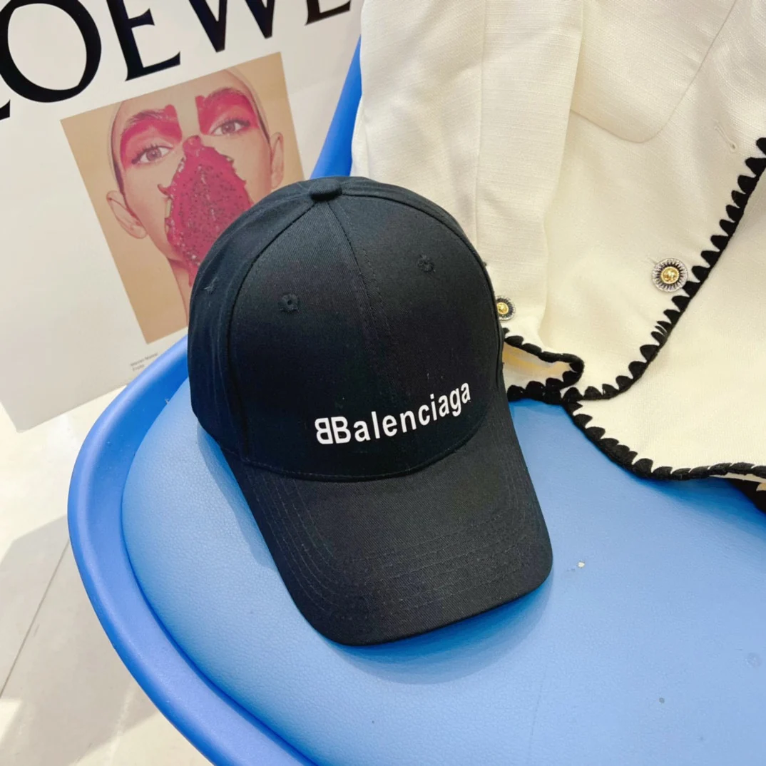 Бейсболка Balenciaga на все сезоны