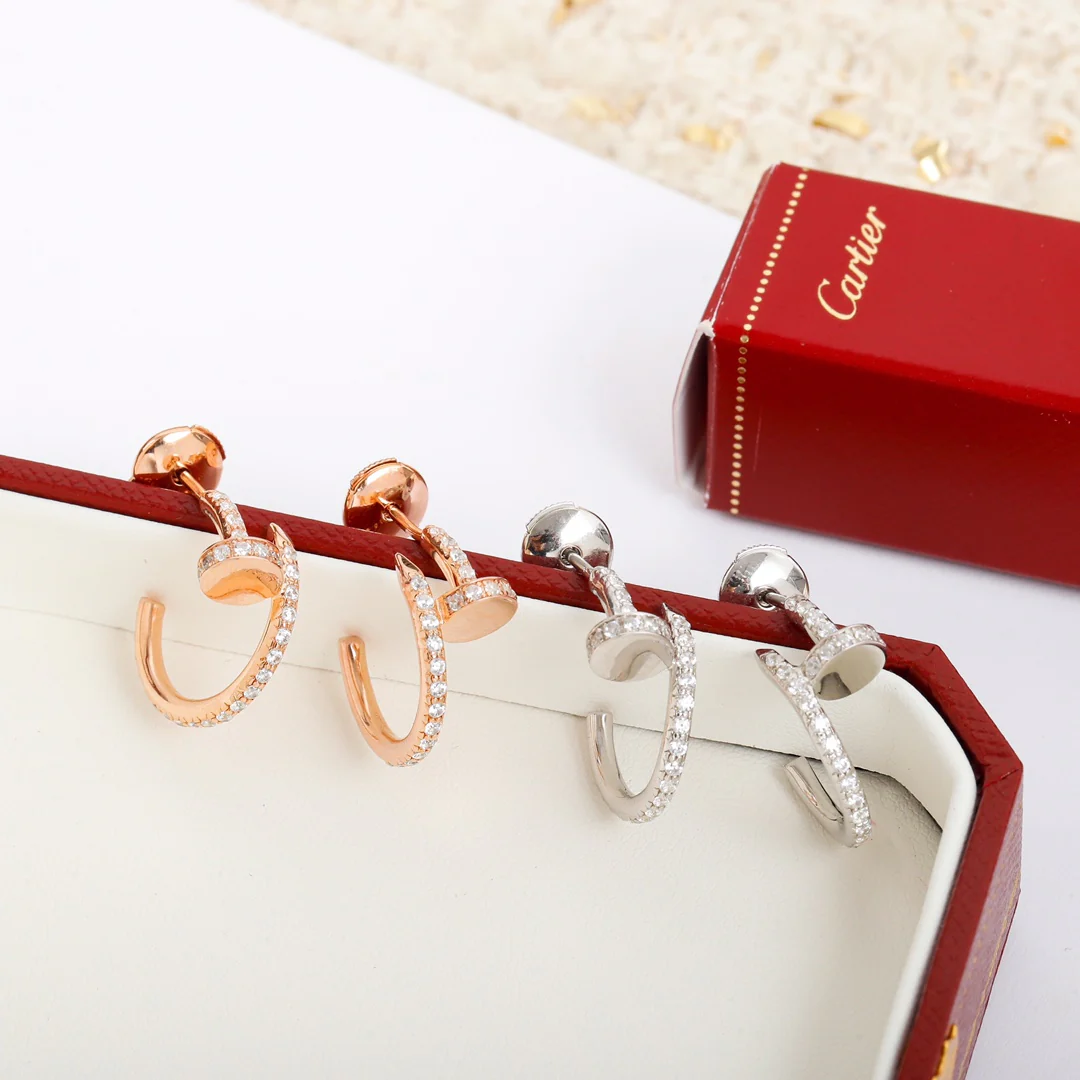 Небольшие серьги-гвоздики Cartier из розового золота, полностью инкрустированные бриллиантами.