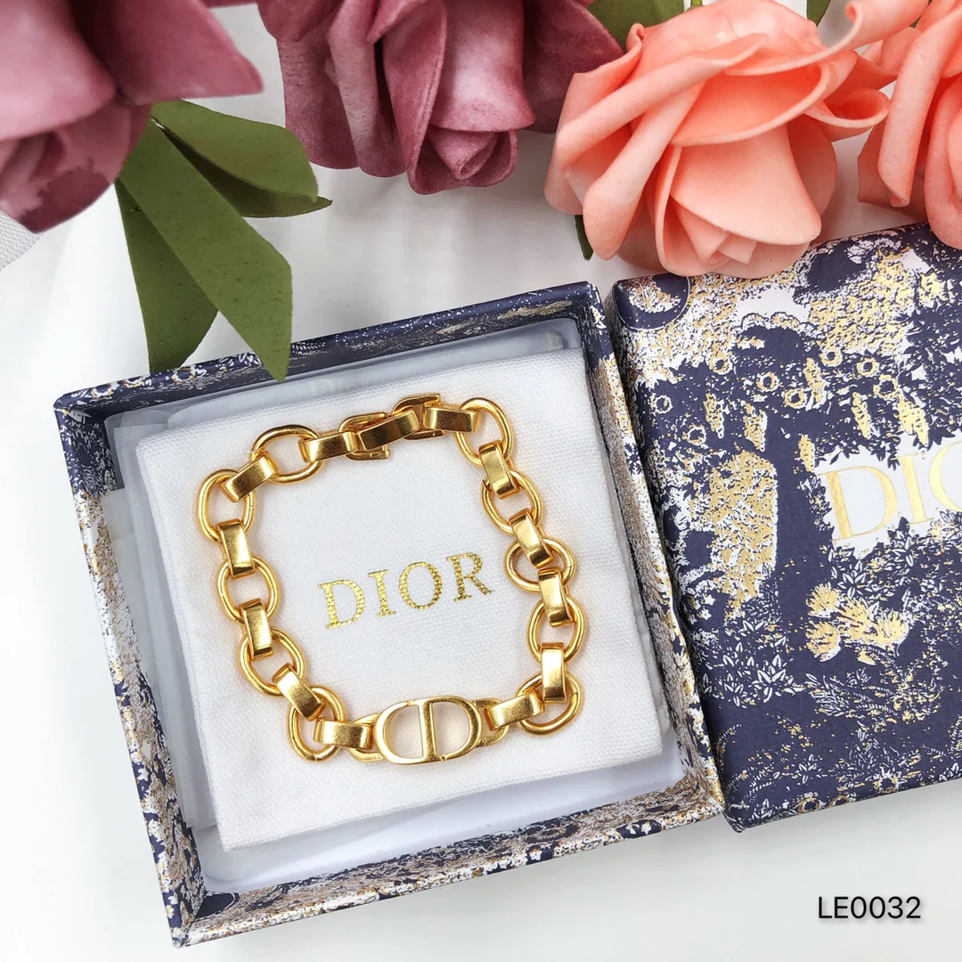 Колье, браслеты, серьги и кольца Dior.