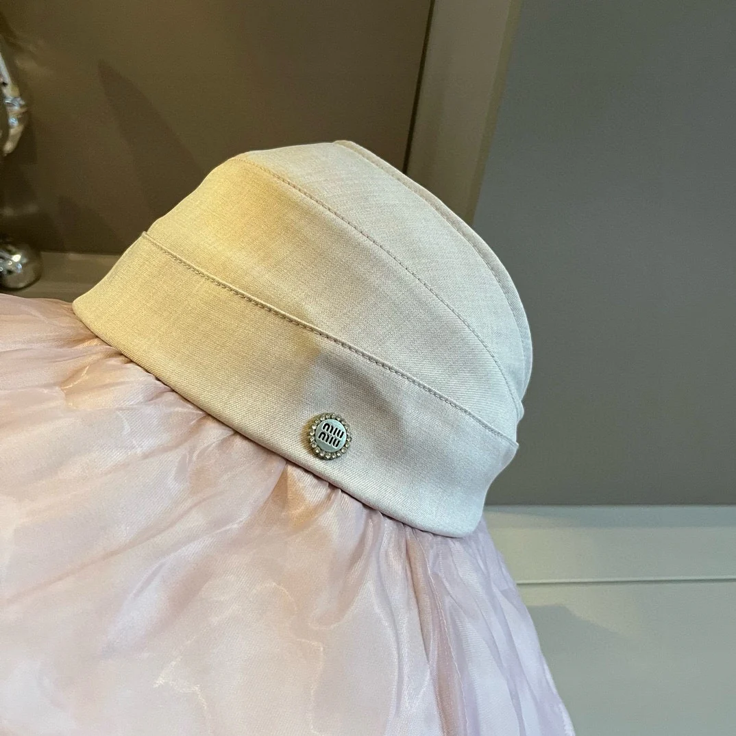 Новая элегантная и свежая солнцезащитная шляпа Miu Miu 2024 года — розовая.