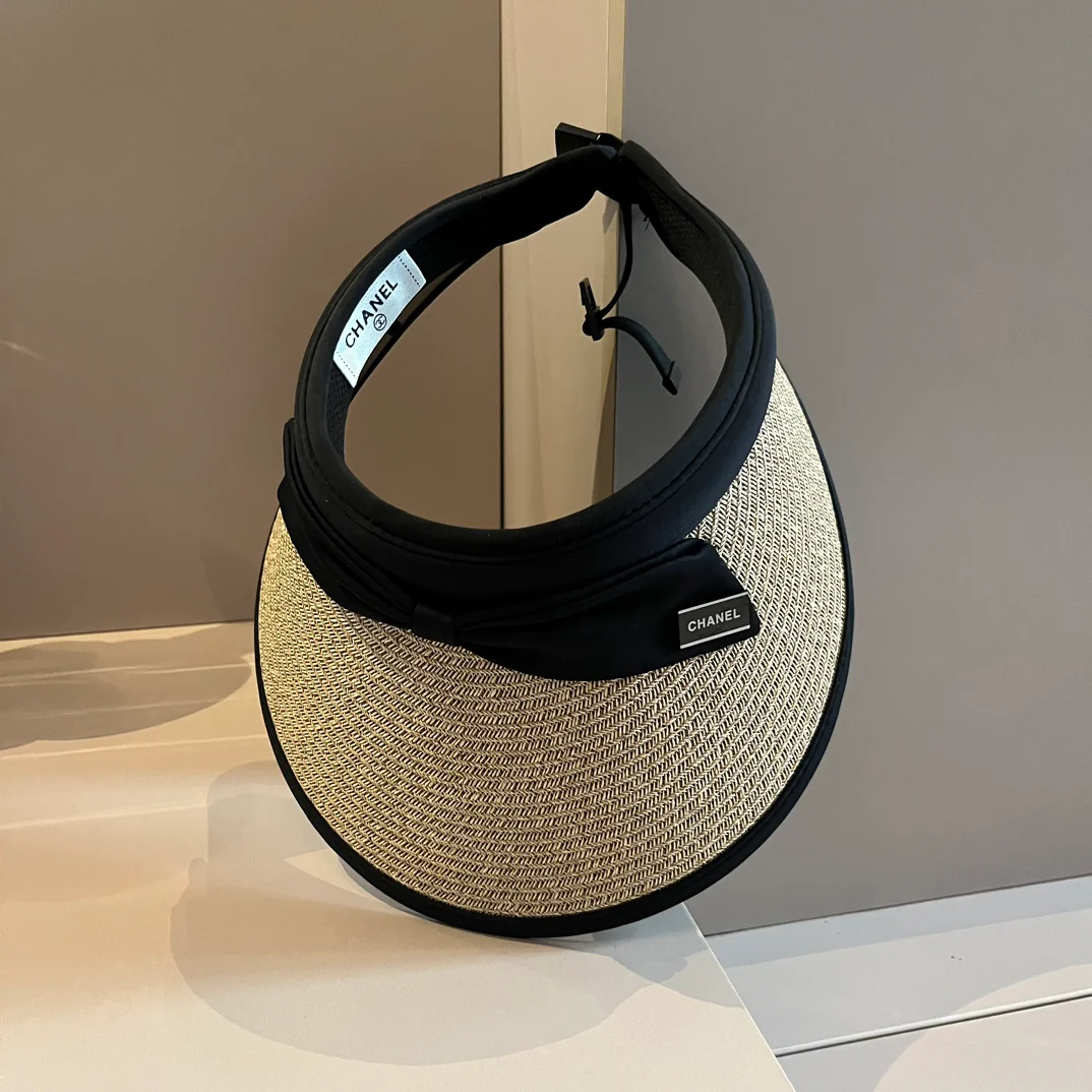 Chanel - Плетеная солнцезащитная шляпа с бантом - черная