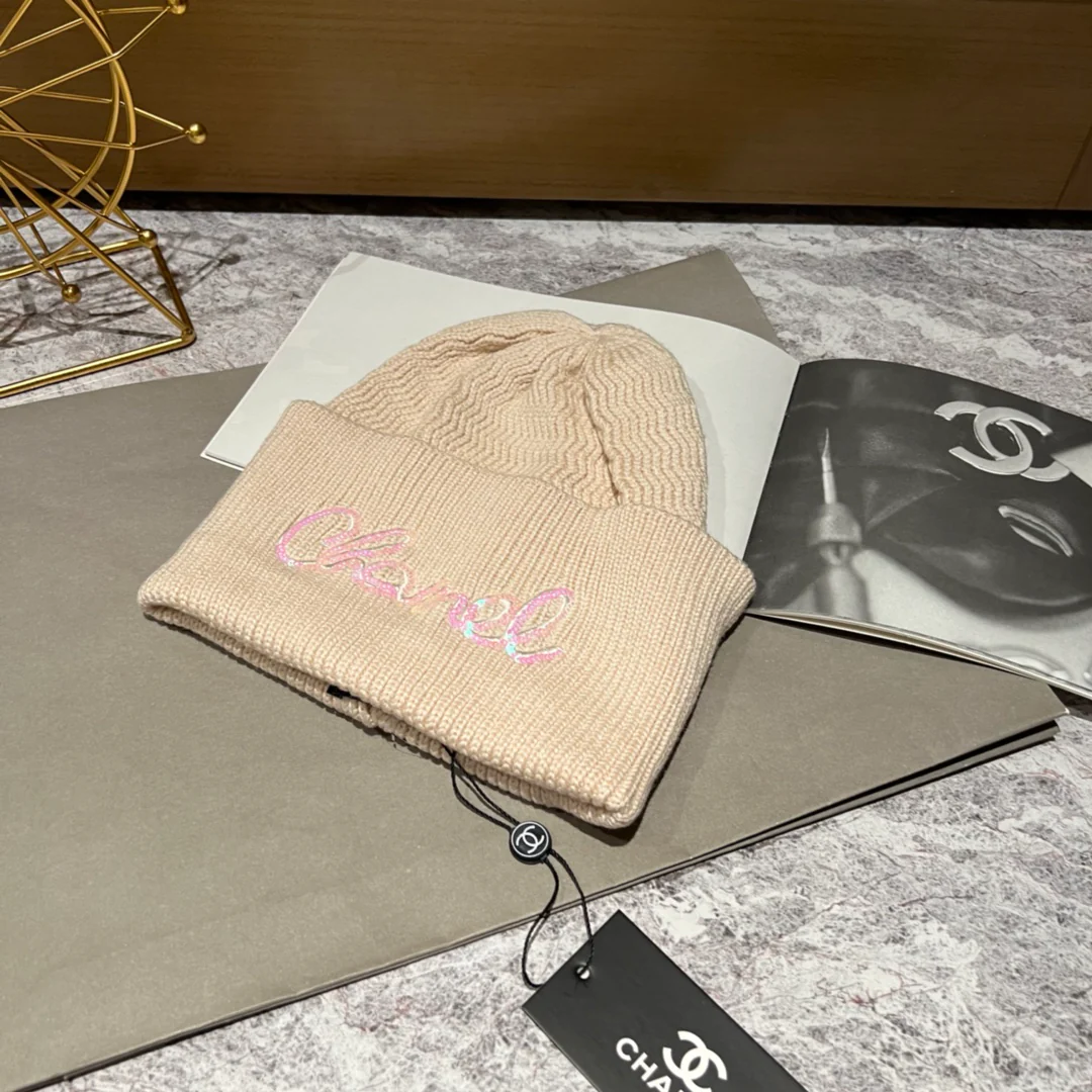 Вязаная шапка Chanel с буквой