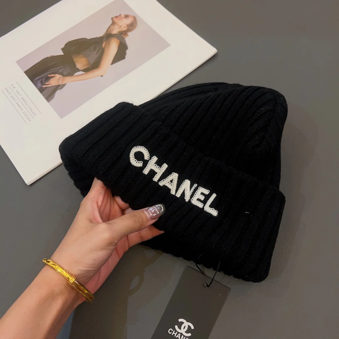 Chanel - Шапка-бини с вышивкой и пайетками - Черная