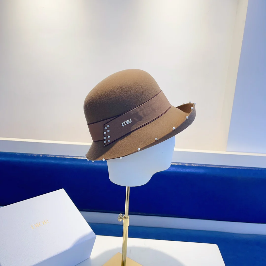 Шерстяная шапка Miu Miu, расшитая бисером вручную, коричневая.