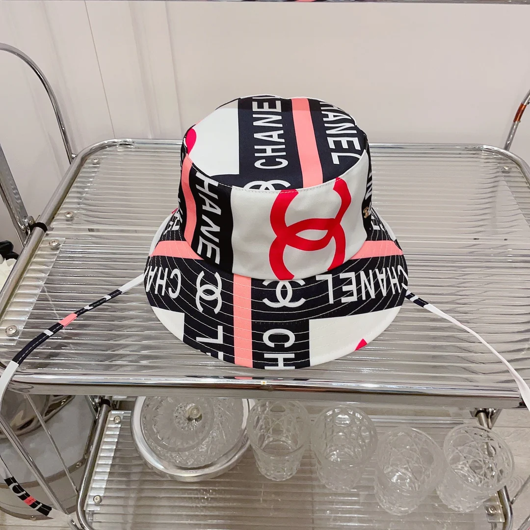 Лимитированная серия Chanel 2022 года: рыбацкая шляпа с граффити.