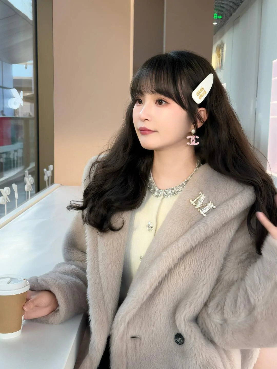 Серьги-подвески Chanel 25p с жемчугом, каплями и двойной буквой С — черно-розовые.