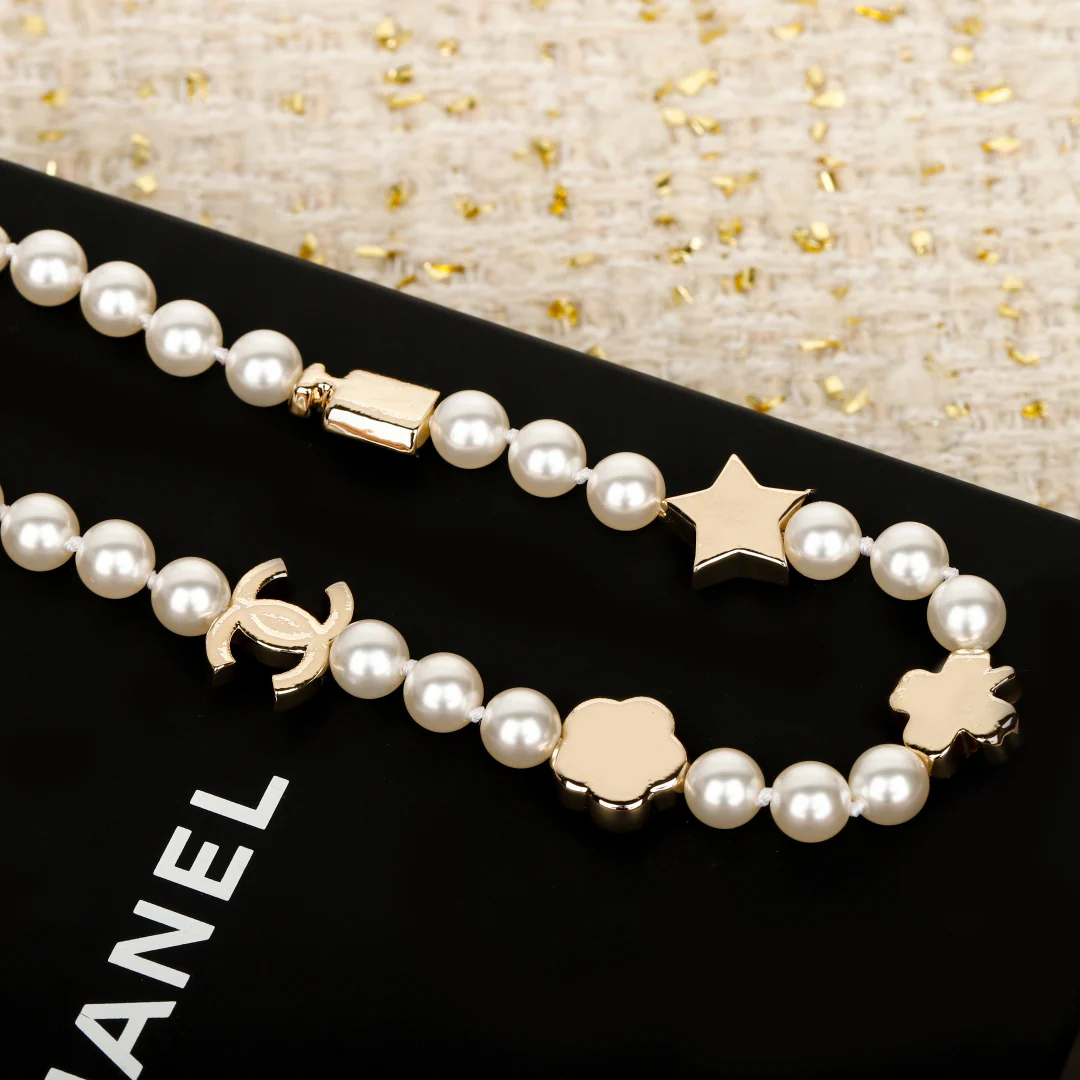 Флакон духов Chanel за 25 пенсов, жемчужное ожерелье в виде четырехлистного клевера