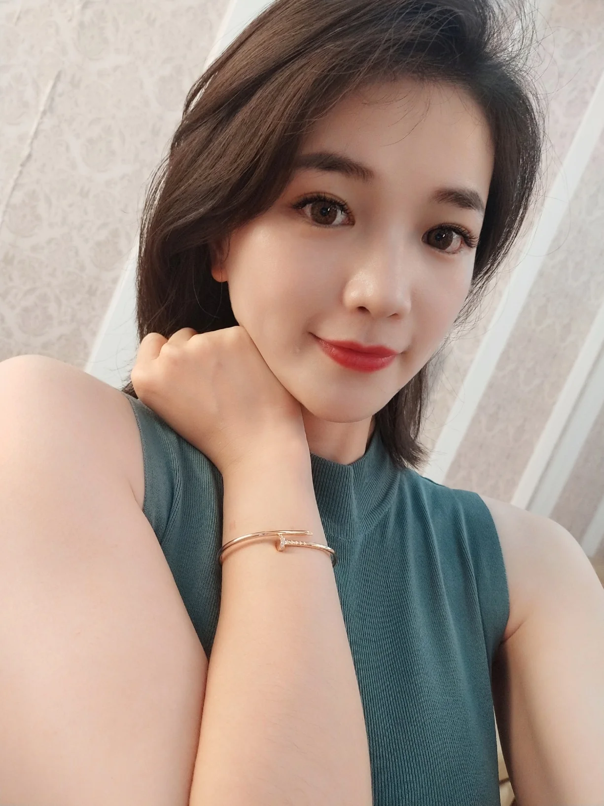 Браслет Cartier ?Гвоздика? — розовое золото с бриллиантами в половинках бриллиантов.