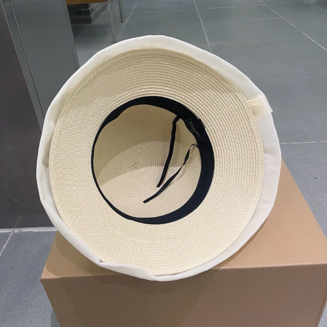 Плиссированная шляпа из органзы Chanel - белая.