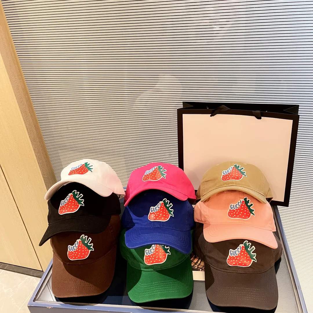Бейсболки Gucci с клубничным узором - изображение из коллекции