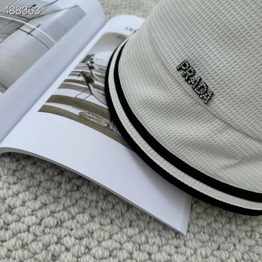 Рыбацкая шляпа в клетку Prada - белая