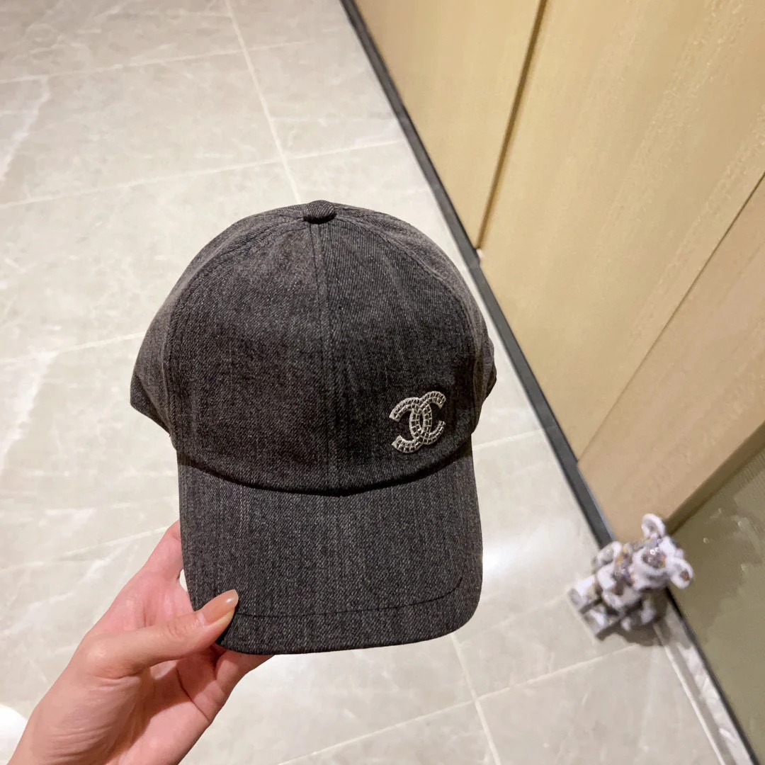 Новая минималистичная бейсболка Chanel 2023 года с вышивкой - серая.