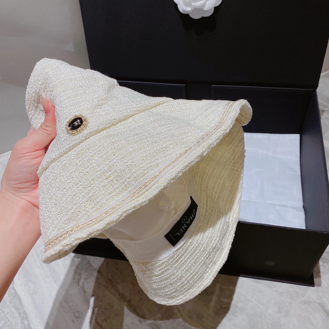 Новая рыбацкая шляпа Chanel 2022 года - белая.