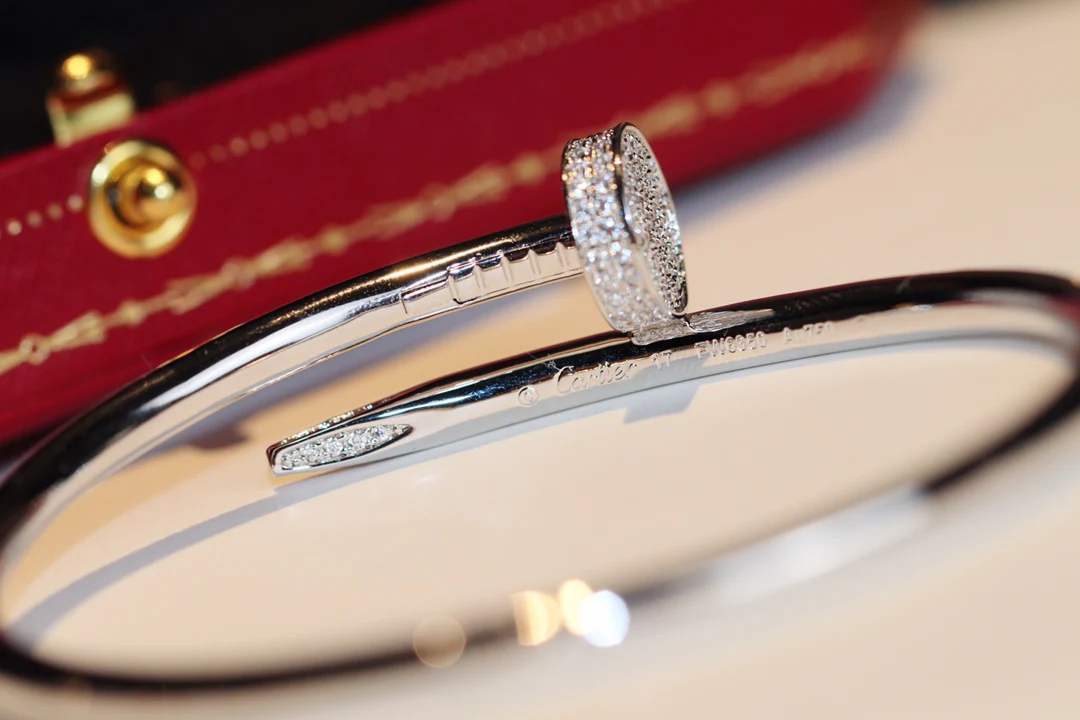 Браслет Cartier, полностью украшенный бриллиантами