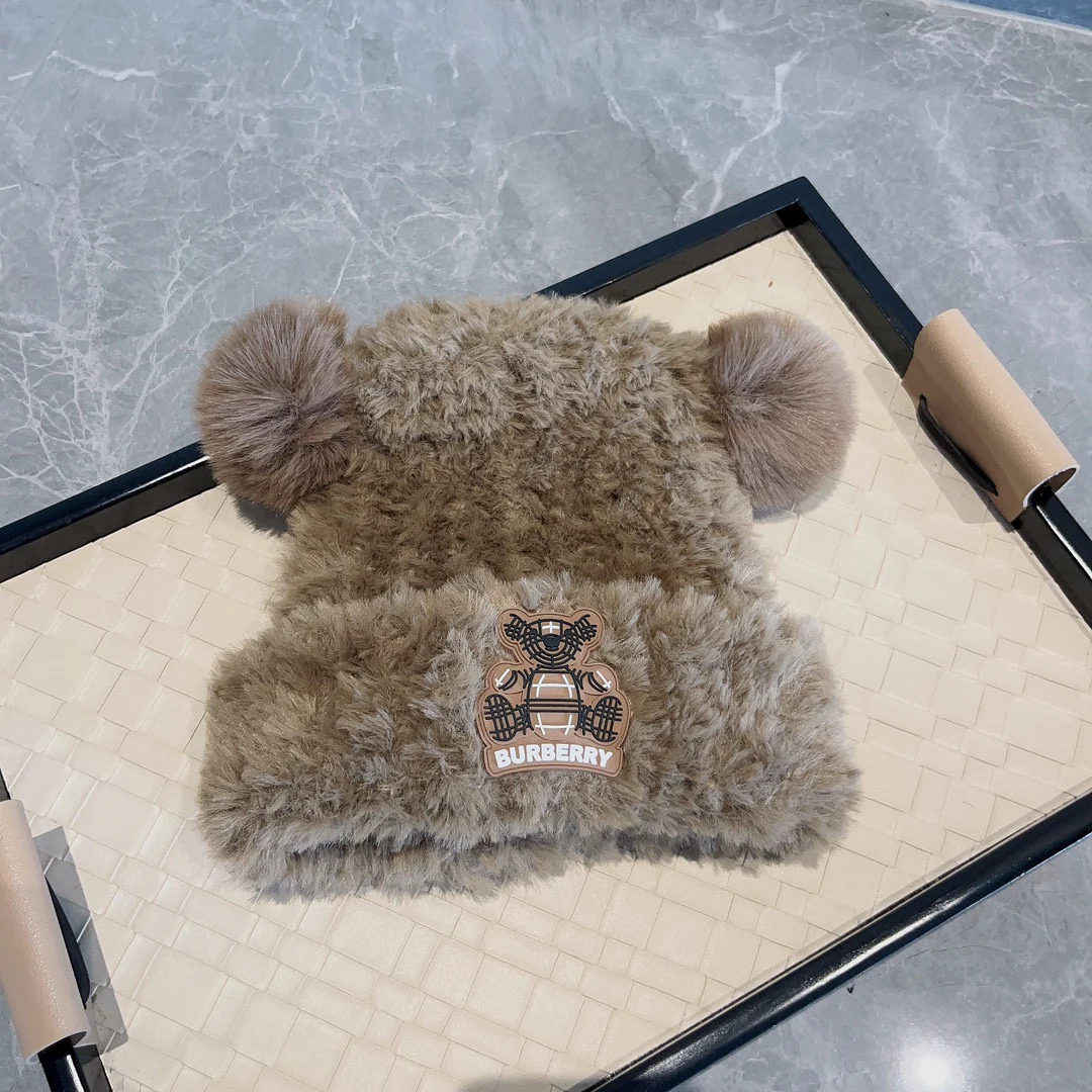 Burberry - Новая шапка-бини в форме медведя из осенне-зимней коллекции