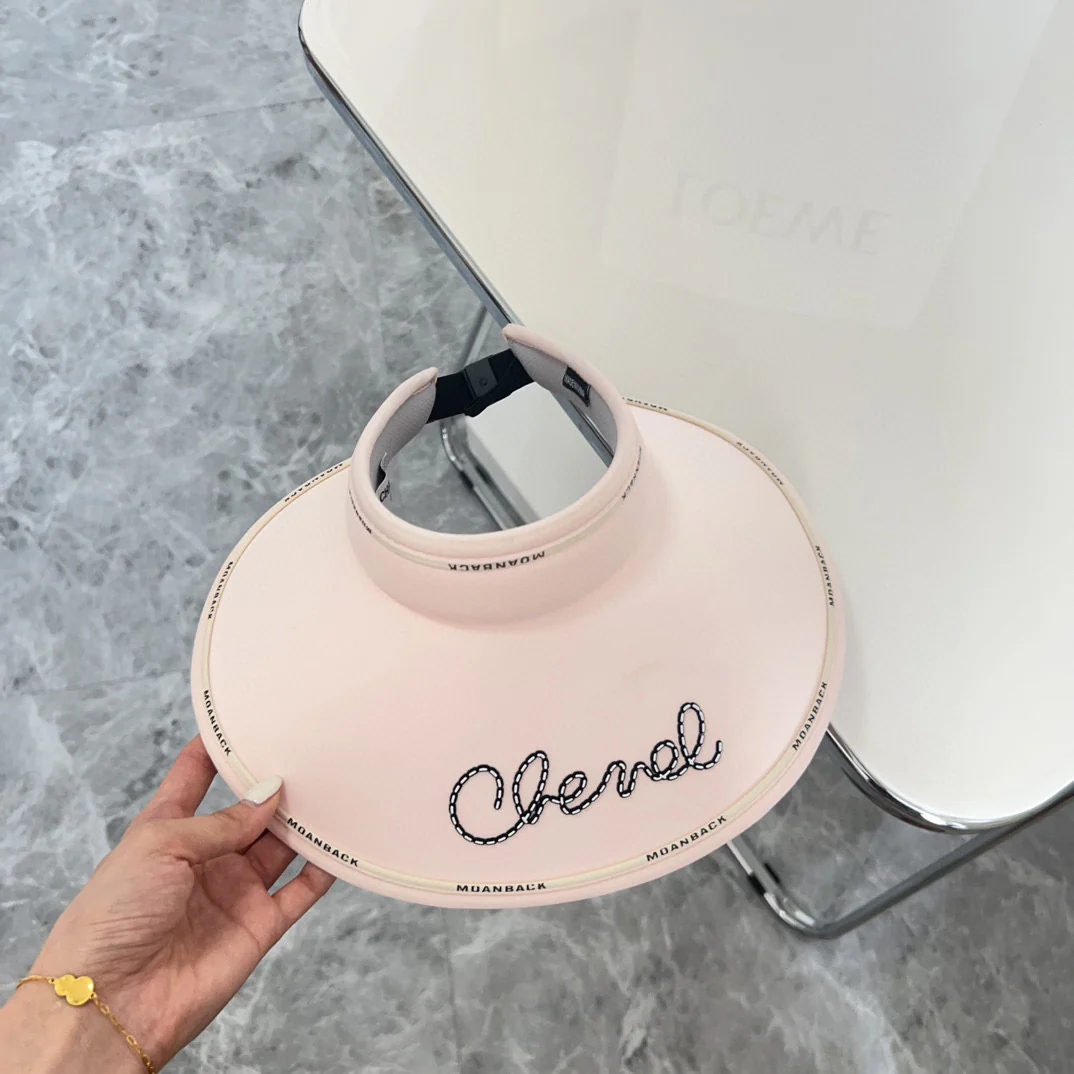 Новинка лета 2024 от Chanel - Солнцезащитная шляпа с курсивным шрифтом - Розовая