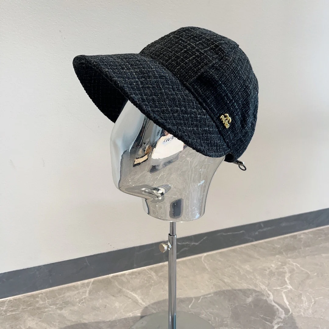 Chanel - Черная шляпа-уточка