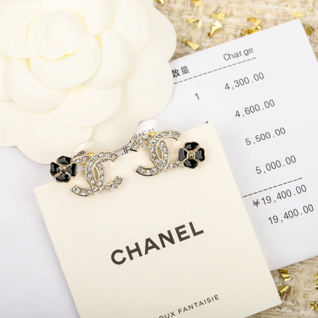 Chanel - 25 пенсов, асимметричные серьги в виде двойной буквы С с камелией