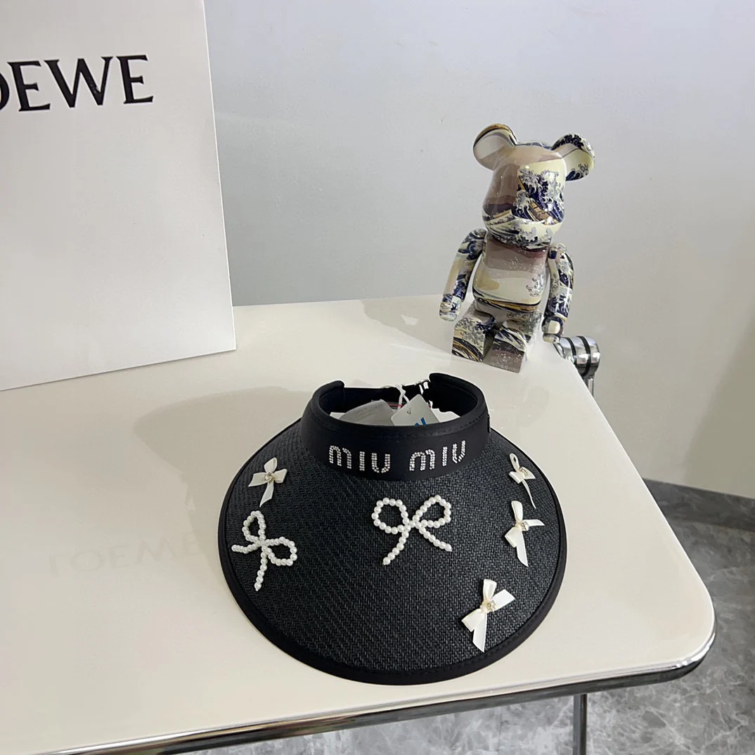 Новая летняя солнцезащитная шляпа Miu Miu 2024 с жемчужным бантом - черная.