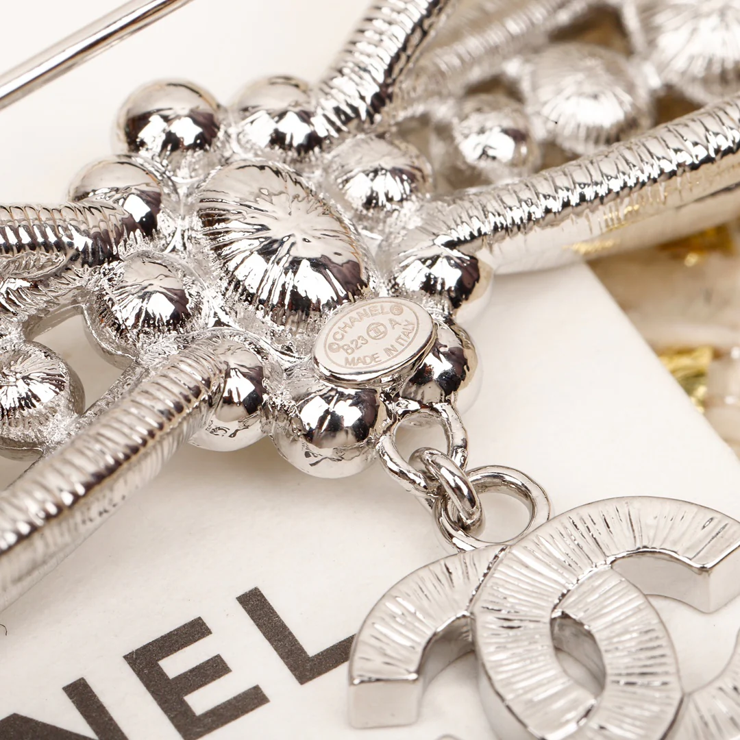 Брошь Chanel 127