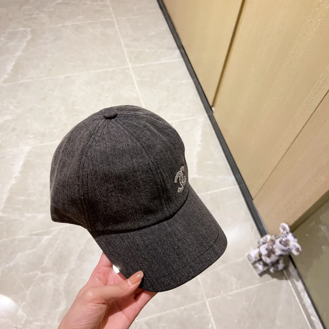 Новинка сезона весна/лето 2023 от Chanel - Вышитая кепка/Сферическая кепка - Железно-серый