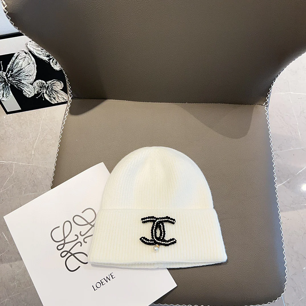 Вязаная шапка Chanel с вышивкой - белая